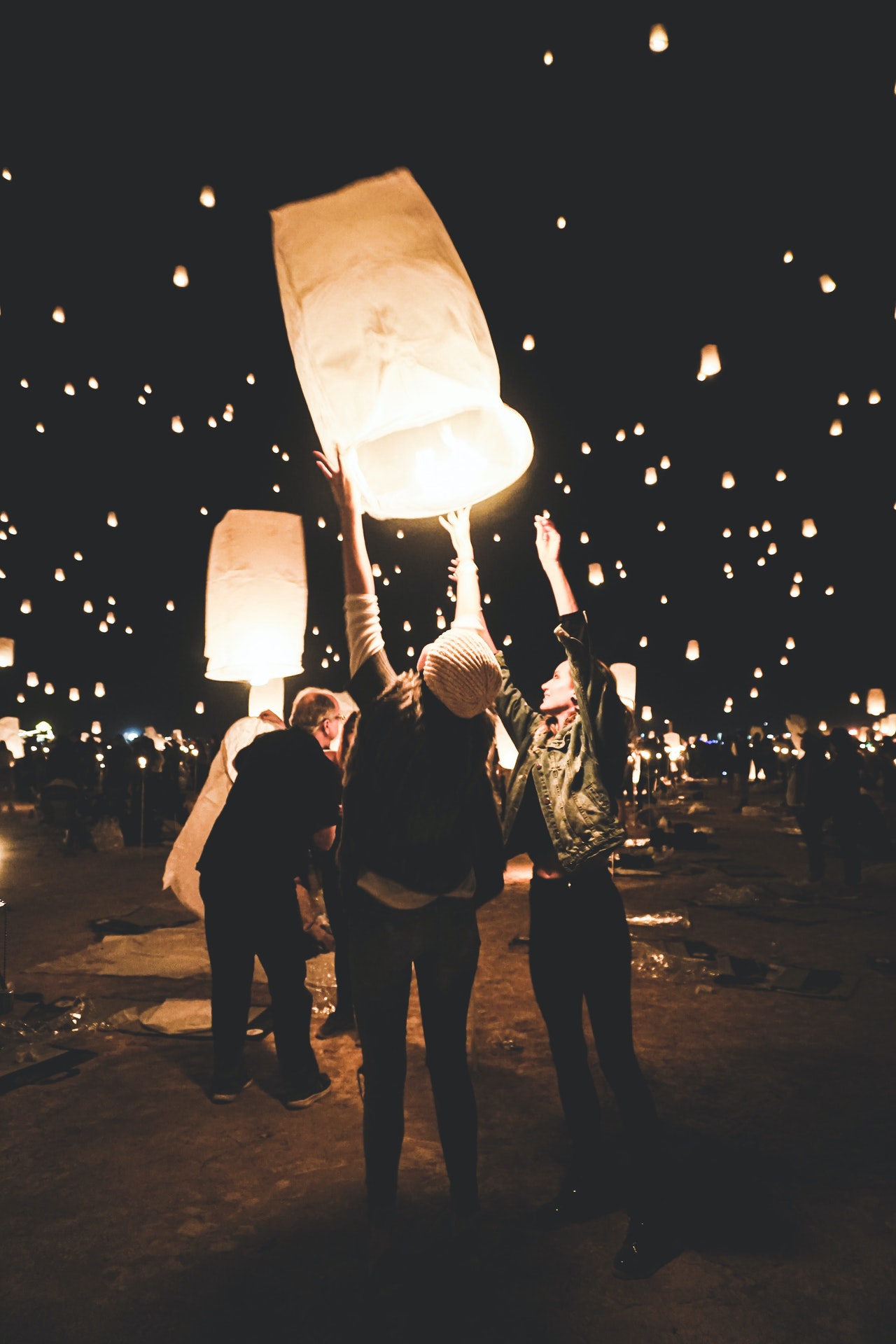 Lâcher de lanterne pendant un festival