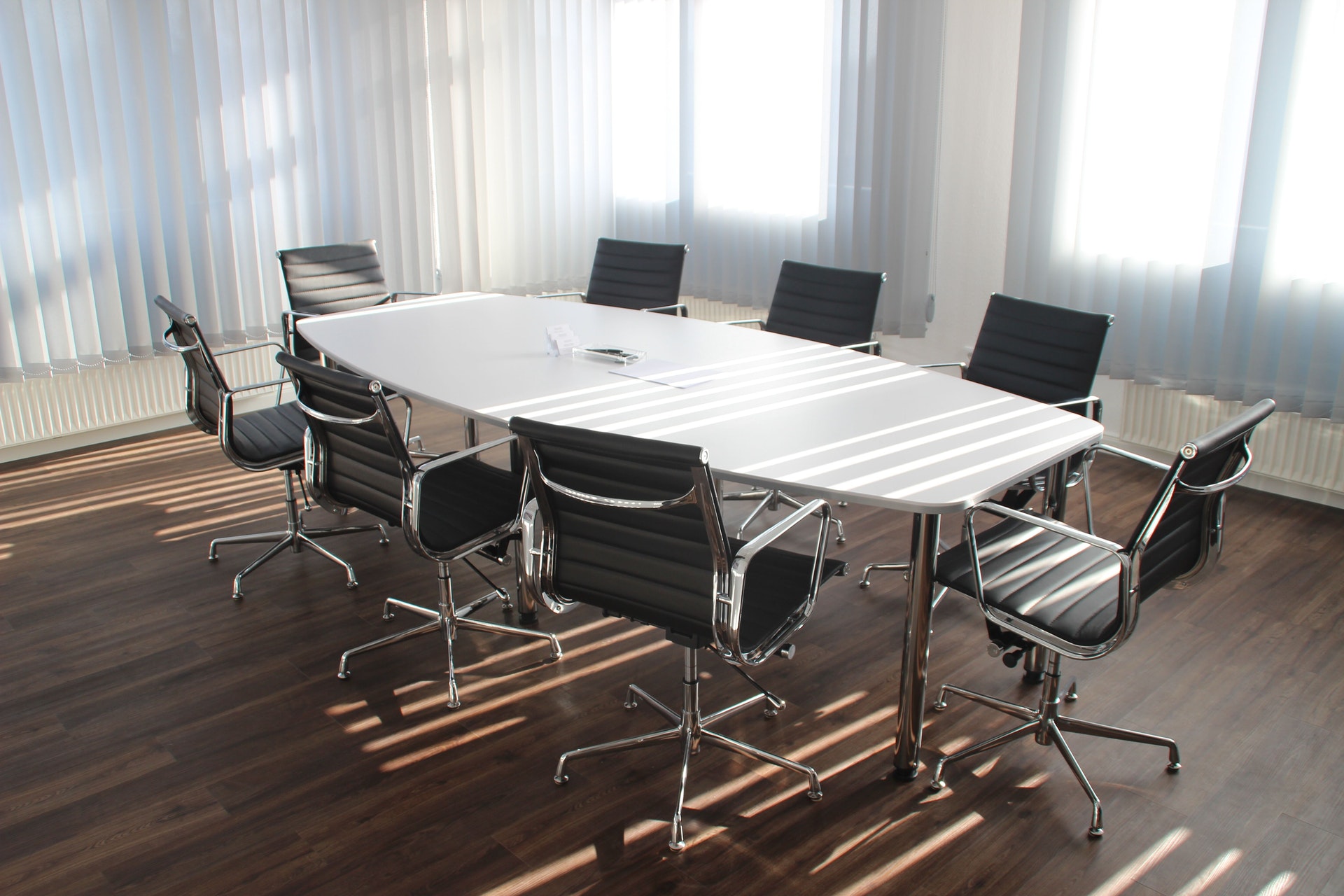 Choisissez une longue table pour la salle de réunion